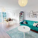 Daire Centrally Located, Comfy 2-bed 2-bath Dublin