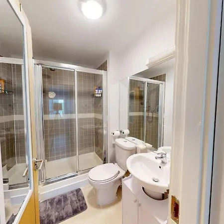 Centrally Located, Comfy 2-bed 2-bath Apartman