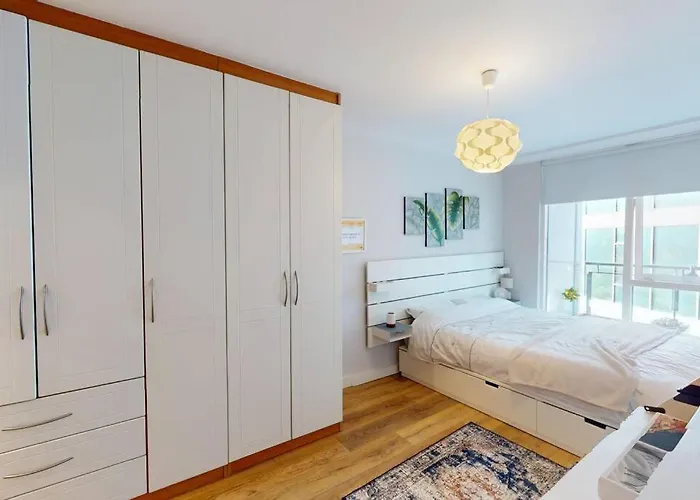 Daire Centrally Located, Comfy 2-bed 2-bath *