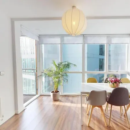 Apartament Centrally Located, Comfy 2-bed 2-bath