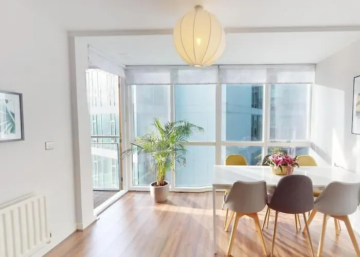 Apartament Centrally Located, Comfy 2-bed 2-bath