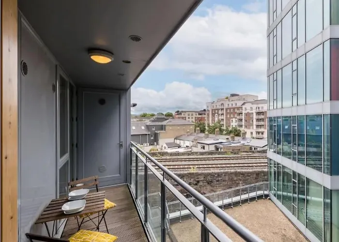 Apartament Centrally Located, Comfy 2-bed 2-bath